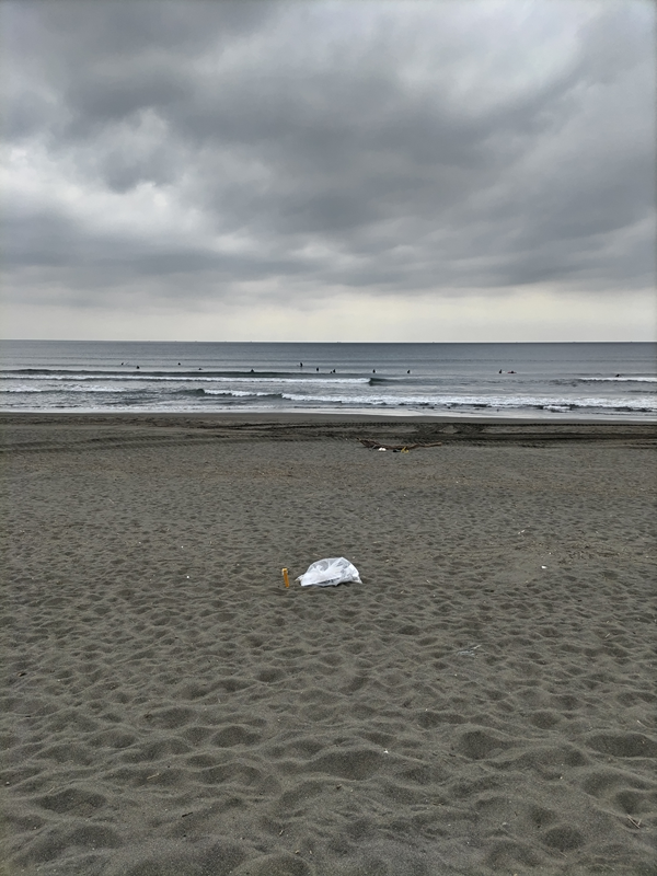 元ニート引籠りの俺が撮影した空と海とサーファーと砂浜と黄色い杭とビニール袋（辻堂海岸にて）