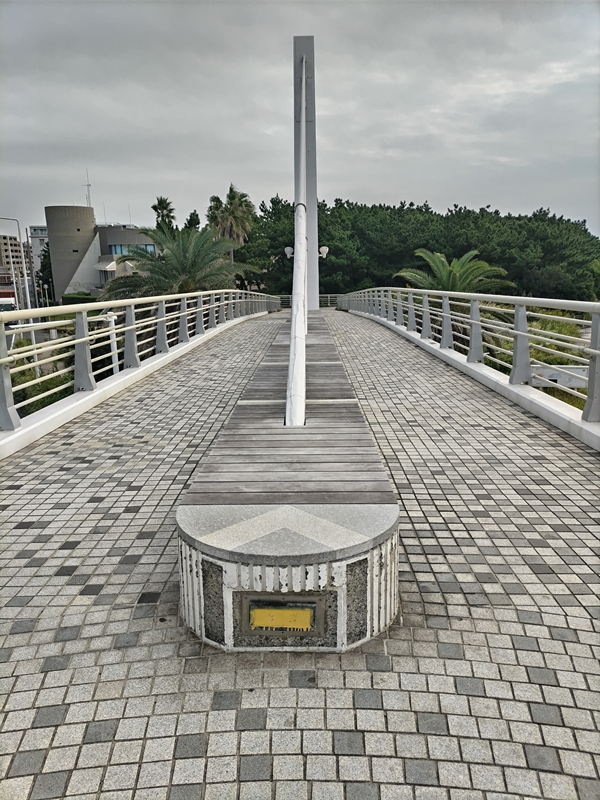 元引籠りニートの俺が見ていた朝の陸橋の上の細長いベンチ