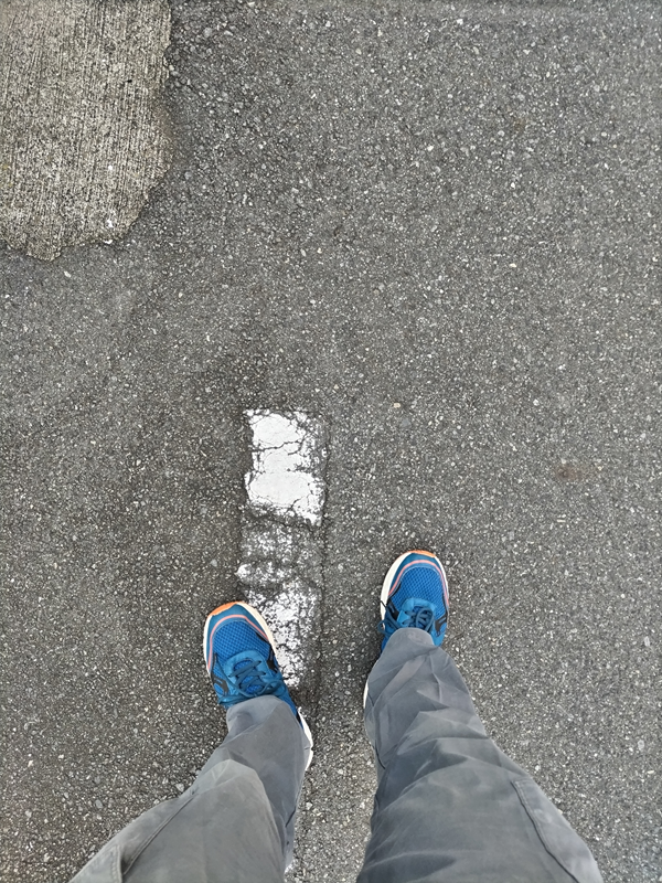 元引籠りニートの俺が歩いていた朝のアスファルトの道路