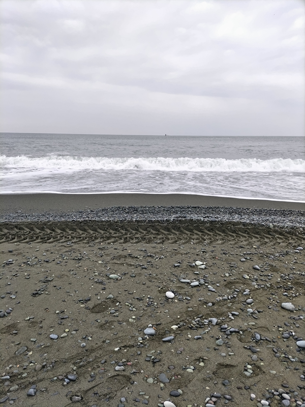 引籠りニートだった齋藤健一が神奈川県の大磯町の海岸を眺めていた時の様子