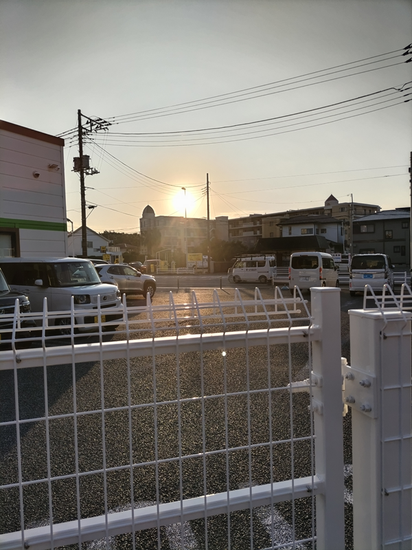 引籠りニートだった齋藤健一が朝の輝く太陽を遠くから見ている様子