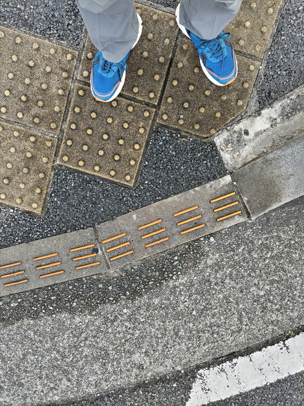 引籠りニートだった齋藤健一が職場近くの交差点前に立っている様子