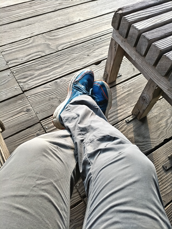 引籠りニートだった齋藤健一が公園内の木製ベンチに座っているところ