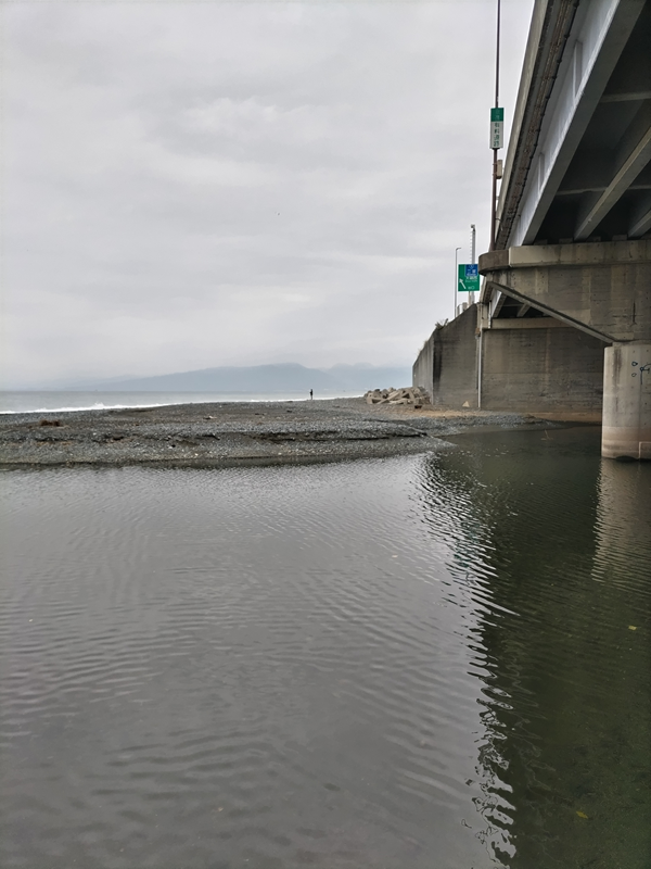 引籠りニートだった齋藤健一が対岸を眺めていた様子【大磯海岸の西湘バイパス下】