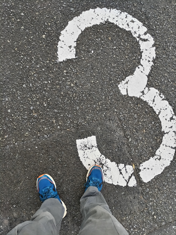 元ニート引籠りが朝に踏んでいた道路上に書かれた3という数字