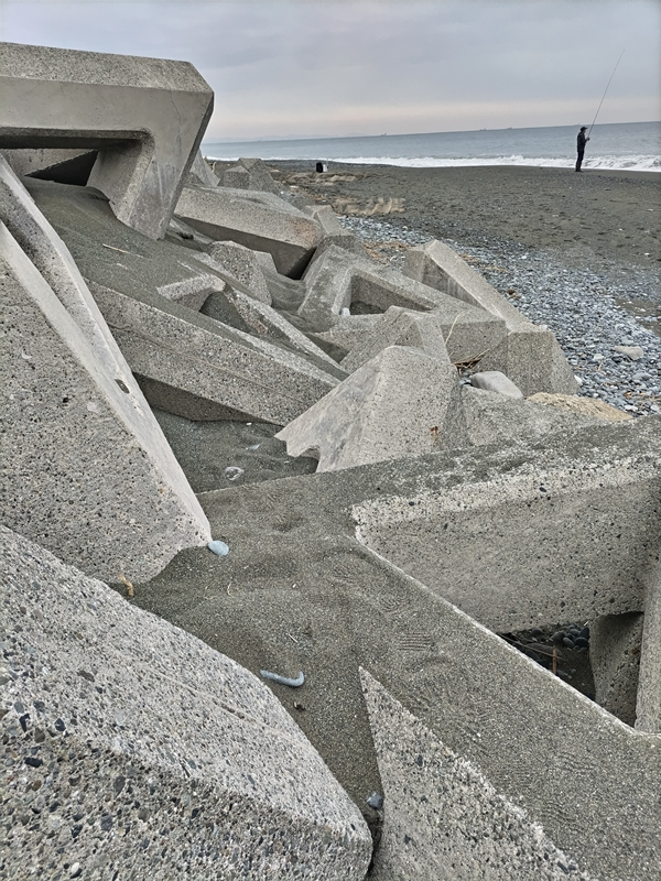 元ニート引籠りの俺が見ていた大磯海岸に大量に積み上げられたテトラポットと奥にいる釣り人