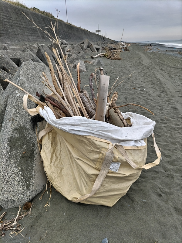 元ニート引籠りが大磯町のテトラ地帯の海岸で集めた沢山の流木が入った袋