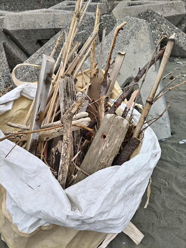 引籠りニートだった齋藤健一が集めた沢山の流木が入った袋【神奈川県の大磯町の海岸にて】