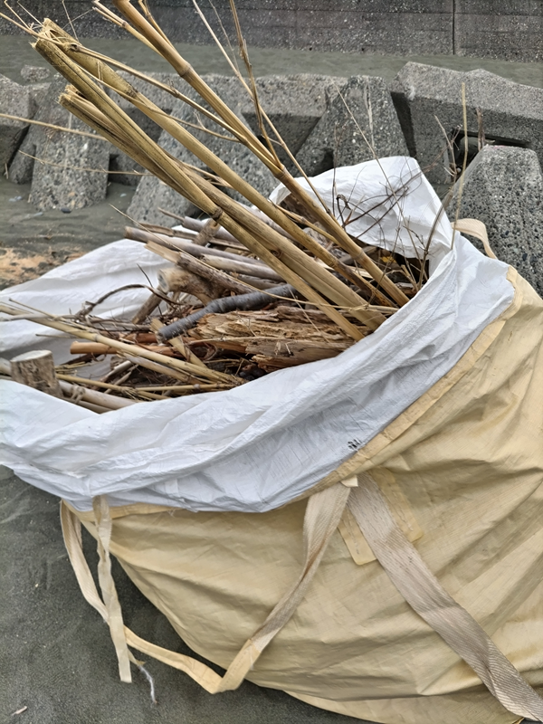 引籠りニートだった齋藤健一が海岸に漂着した流木と竹を沢山入れた袋