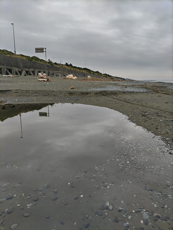 元引籠りニートが大磯の海岸に流れる川を見ていた様子