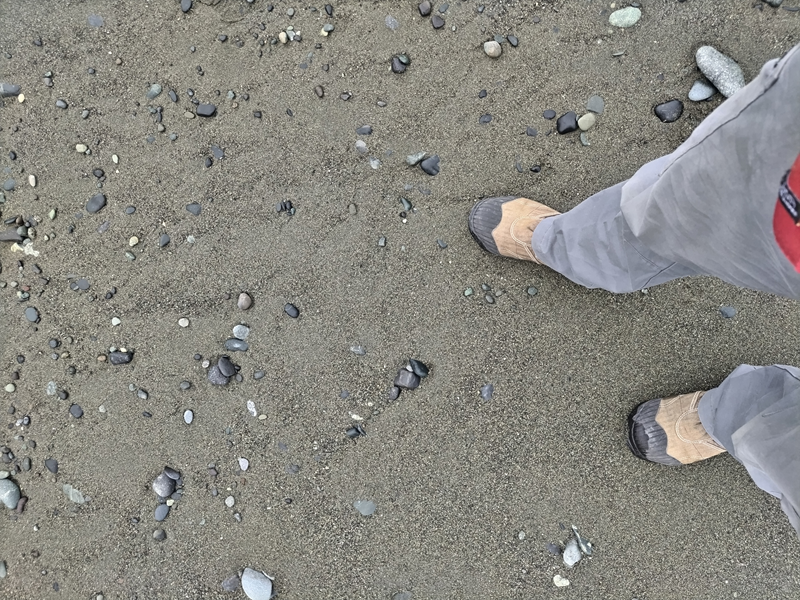 引籠りニートだった齋藤健一が海岸の砂地に立っている様子【神奈川県の大磯町の海岸にて】