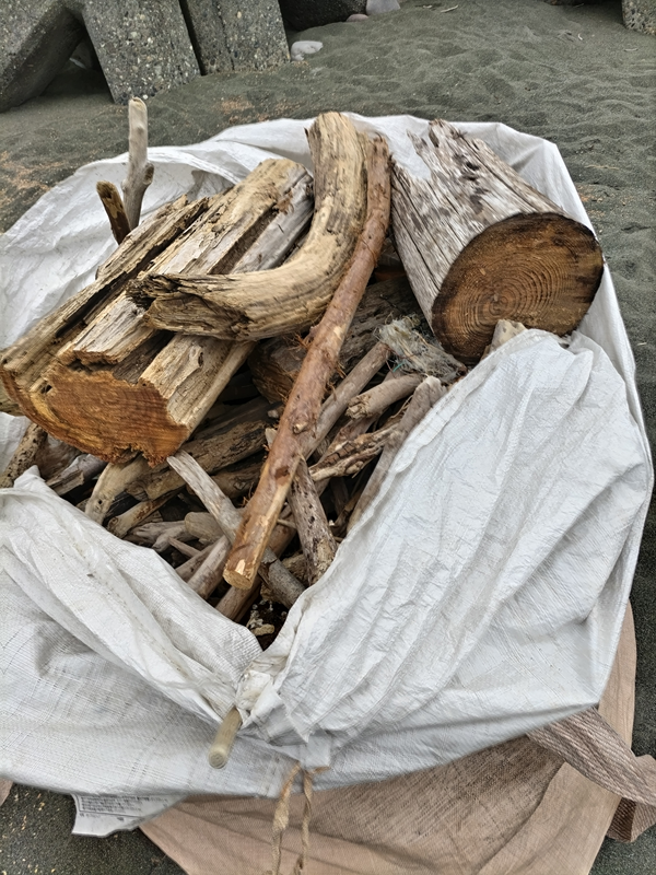 元ニート引籠りの齋藤健一が見ていた流木処理用の袋に入った大量の切断後の流木