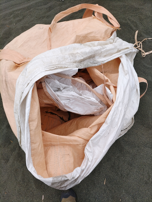 元引籠りの海岸清掃員が海岸清掃時に使用していた空の袋