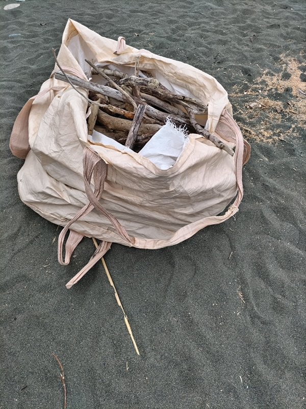 引籠りニートだった俺がチェーンソーで切った流木を沢山袋に入れた様子