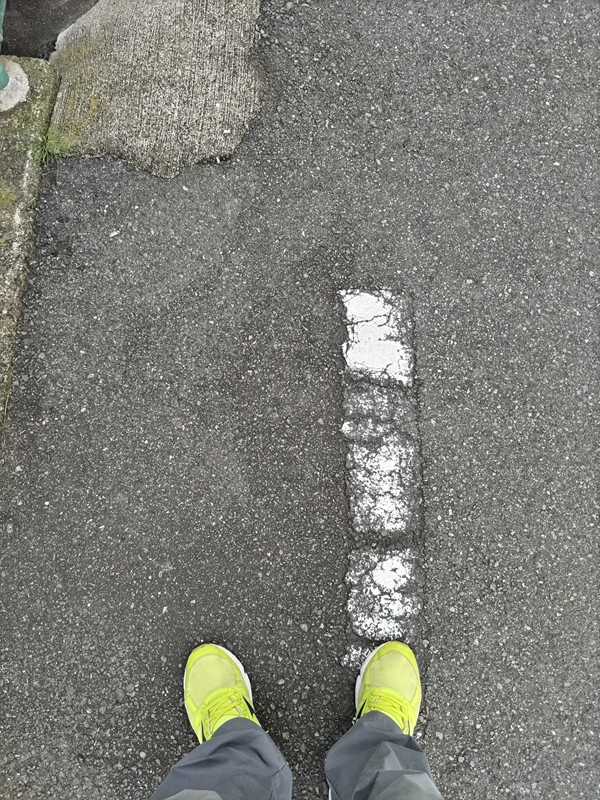 引籠りニートだった齋藤健一が歩道に止まっていた様子