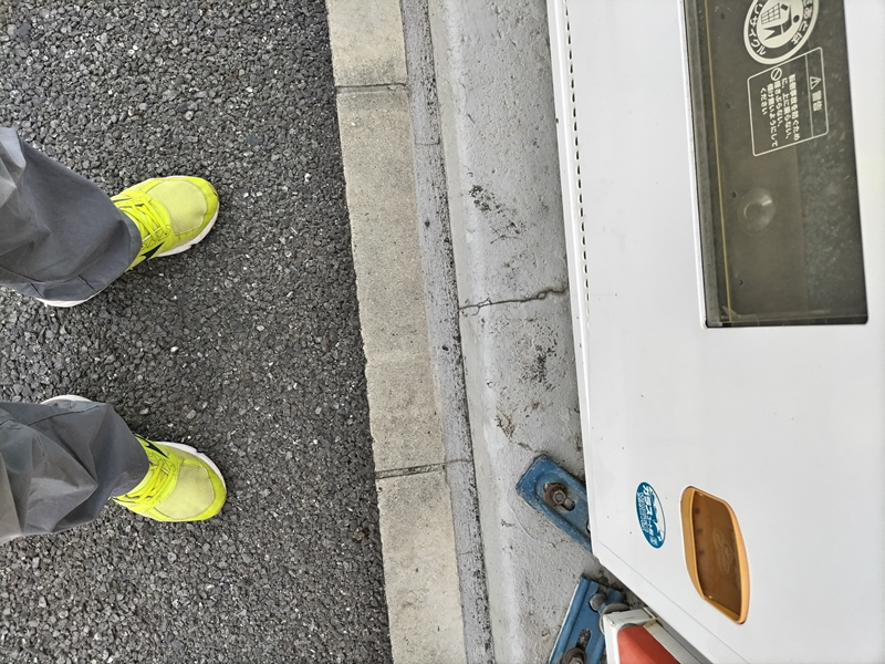 元ニート引籠りの齋藤健一が自販機前の地面に立っている様子