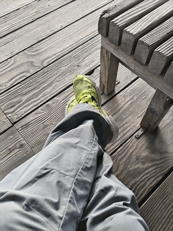 元ニート引籠りの齋藤健一が足を交差させていた自然公園内のベンチ