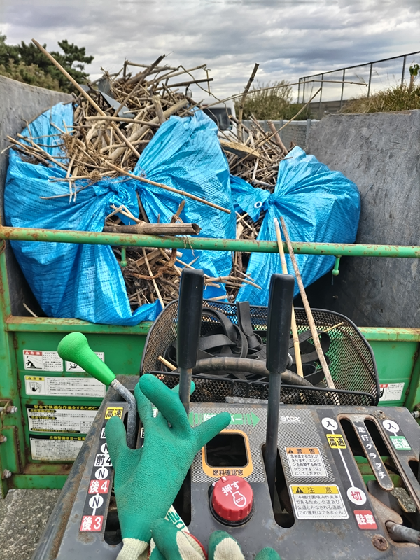 元ニート引籠りの齋藤健一がキャリアダンプに積んだ大量の木くずを包んだブルーシートを見ている様子