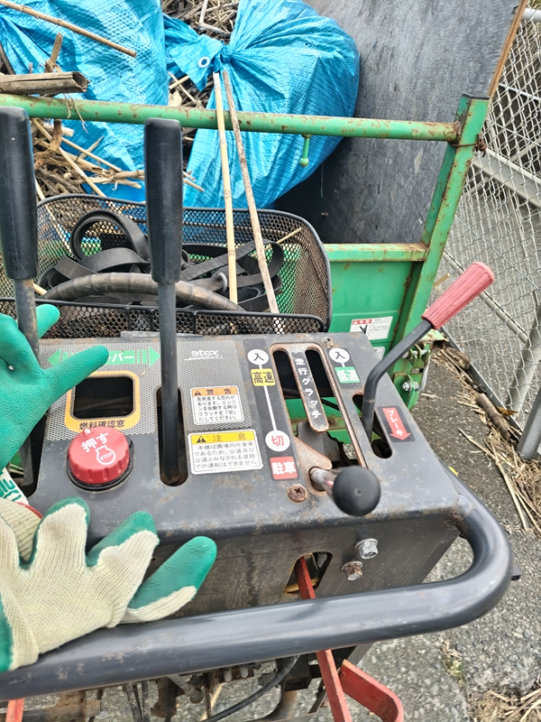 元ニート引籠りの齋藤健一がキャリアダンプの操作盤を見ているところ