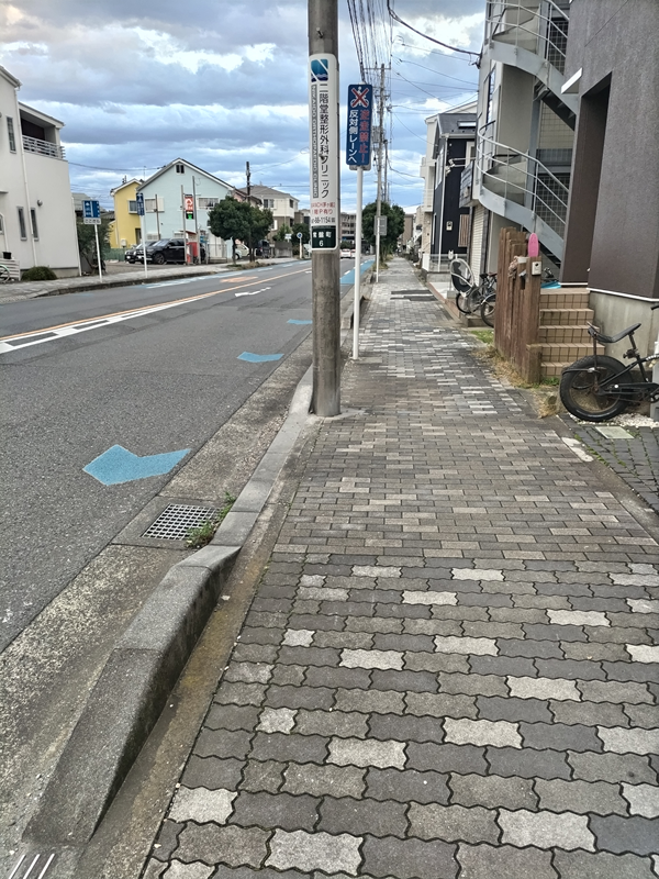 元ニート引籠りの齋藤健一が見ていた快晴の下の歩道と道路