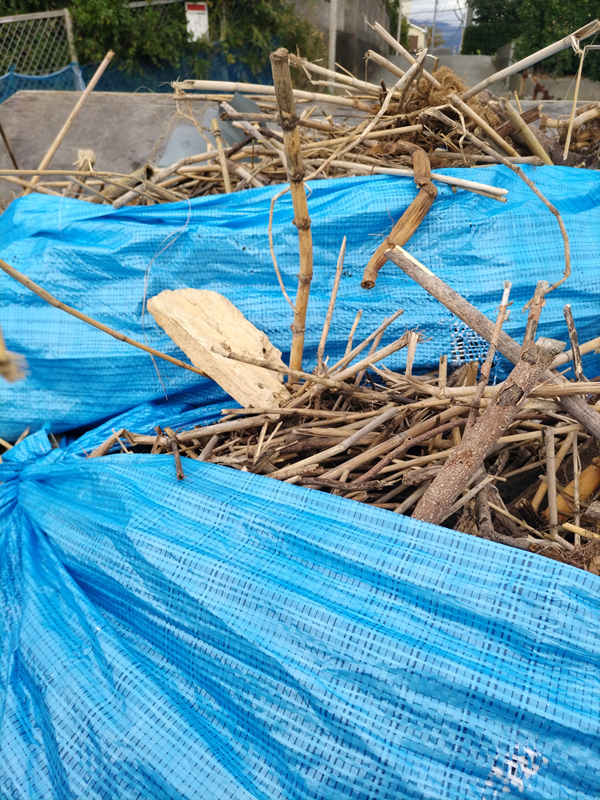 元引籠りニートが見ていたブルーシートに包まれた木くずを横から見た様子