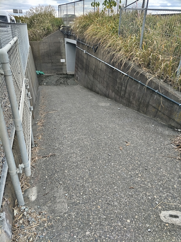 引籠りニートだった齋藤健一が見ていた押切海岸へ入って行く坂道