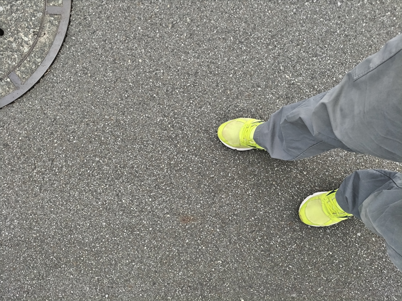 元ニート引籠りが黄色いスニーカーを履いて歩いていた時の様子