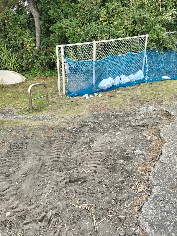 引籠りニートだった齋藤健一が見ていた押切公園前の青い網が被さったゴミ袋