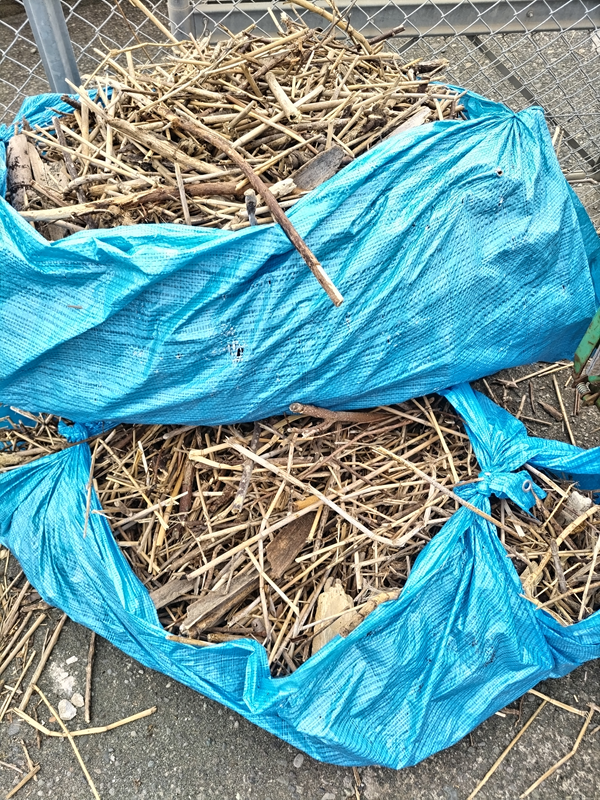 元ニート引籠りの齋藤健一がビニールシートに入った沢山の木くずゴミを見ているところ