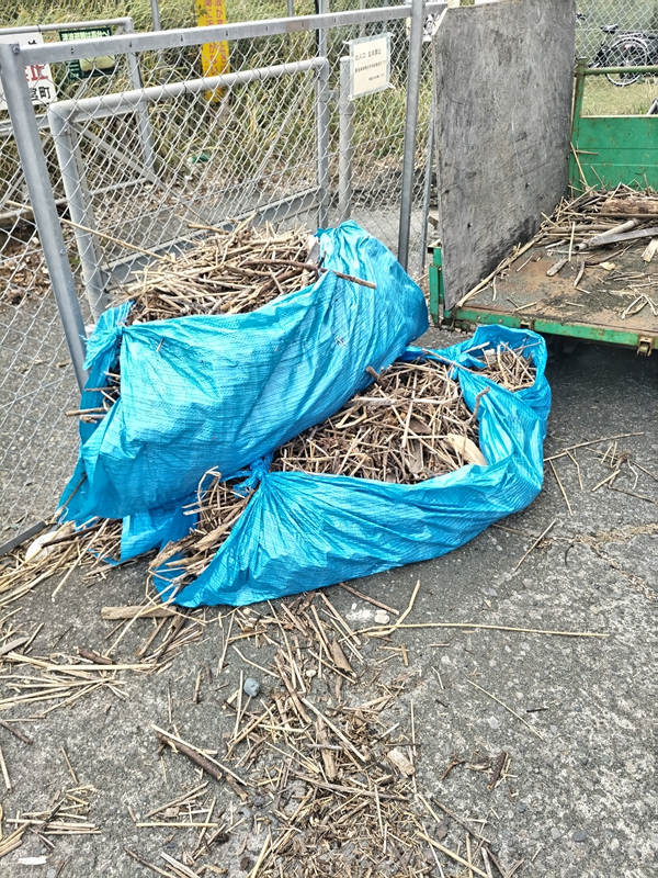 元ニート引籠りの齋藤健一が押切公園前のキャリアダンプと三つのビニールシートに包まれた木くずゴミを見ているところ