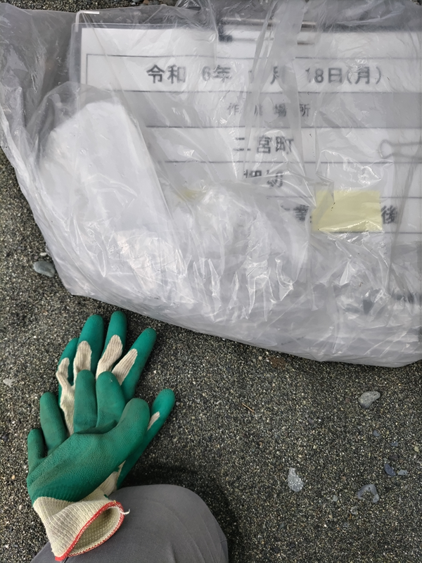 元ニート引籠りの齋藤健一が見ていた押切海岸用の仕事用看板と作業用手袋