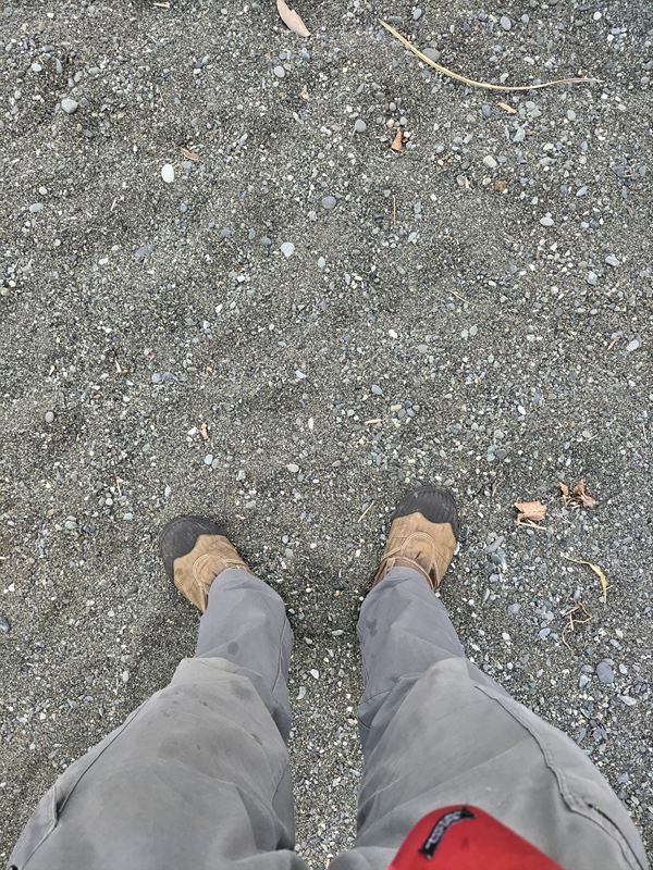 元ニート引籠りの齋藤健一が砂地に立っていた様子【二宮町の押切海岸】