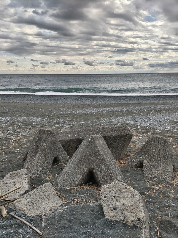 引籠りニートだった齋藤健一が見ていた二宮の押切海岸のテトラ