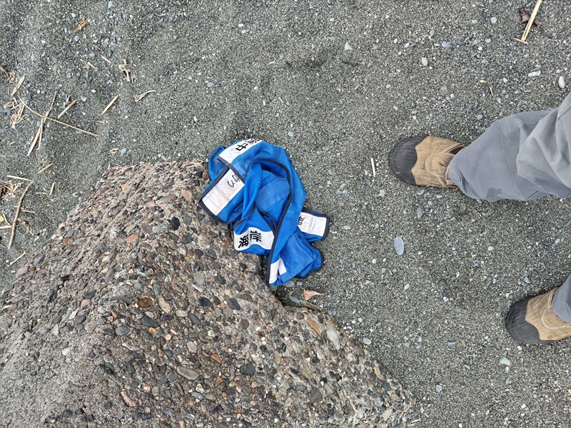 元ニート引籠りの齋藤健一が二宮町の押切海岸のテトラの下に置かれた海岸清掃員のベスト