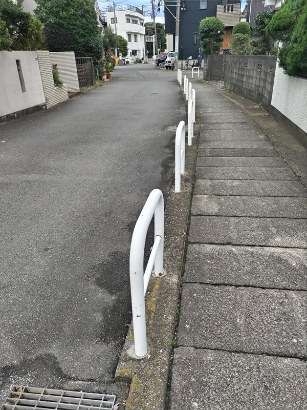 引籠りニートだった齋藤健一が白い柵の中の歩道を歩いていた時の様子