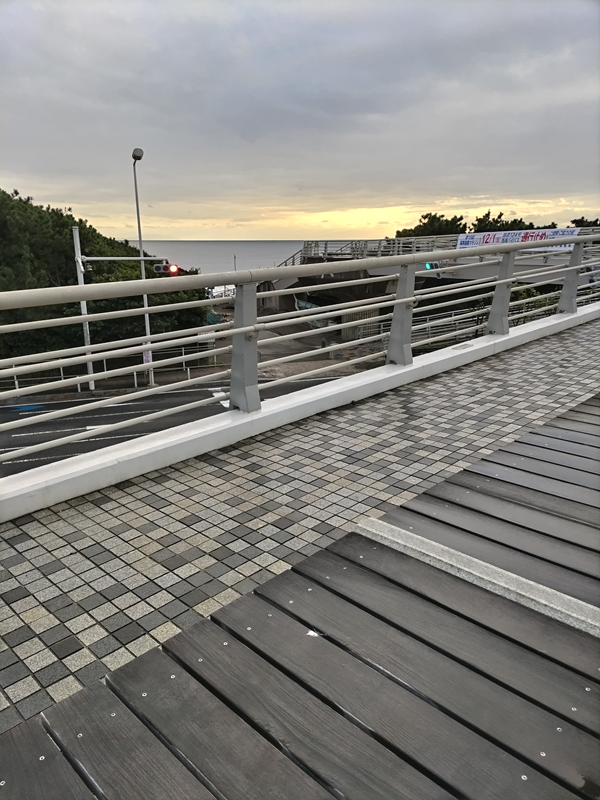 引籠りニートだった齋藤健一が帰宅時に見ていた歩道橋の上にある木製ベンチ