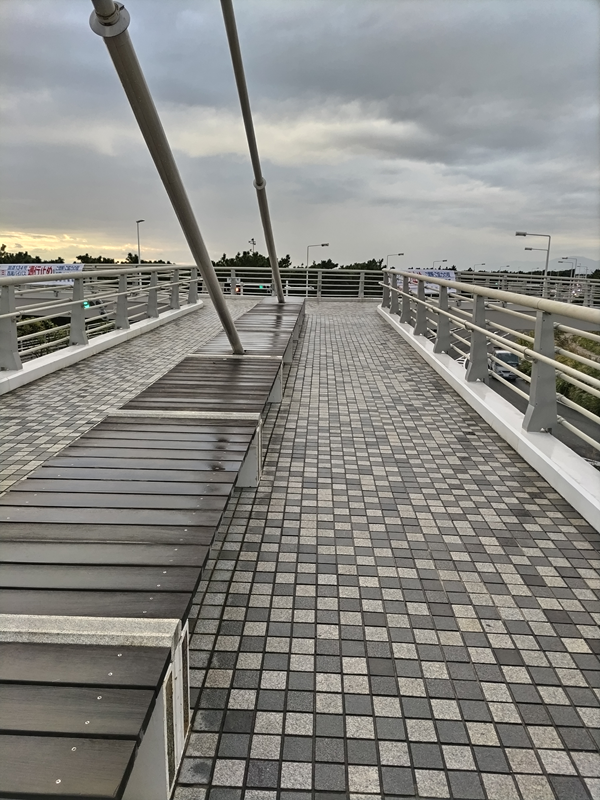 元ニート引籠りの齋藤健一が帰宅時にいた歩道橋のベンチと空