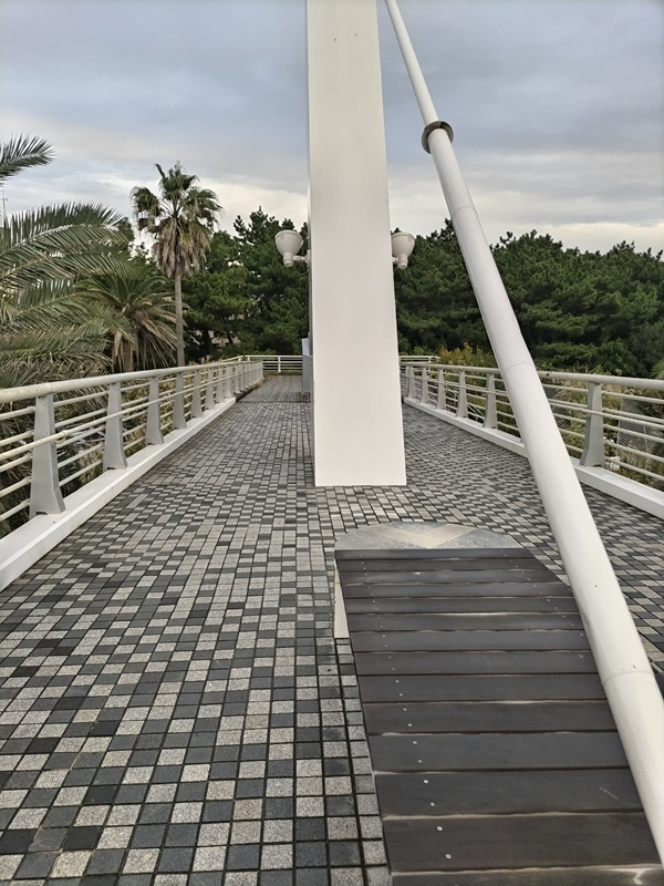 元ニート引籠りの齋藤健一が歩道橋のベンチを見た時の様子