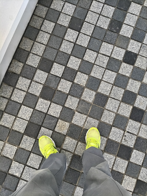 元ニート引籠りの齋藤健一が立っていた歩道橋の上の地面