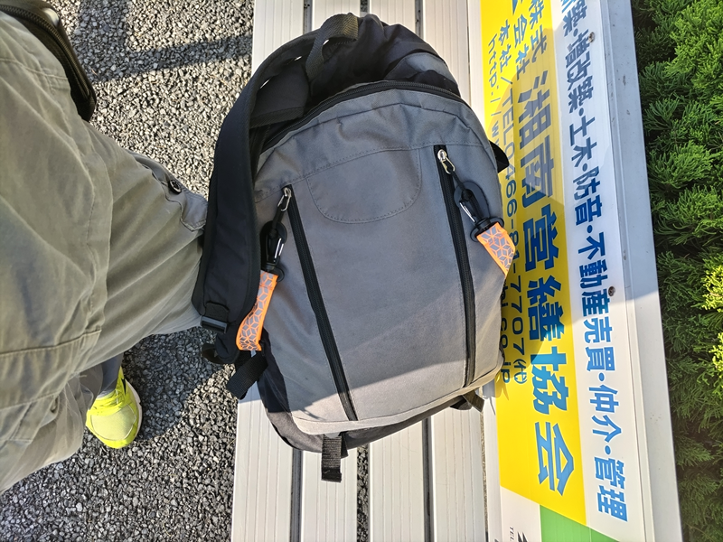 元ニート引籠りの齋藤健一が鼠色のリュックを置いたバス停前の白いベンチ