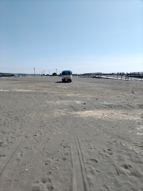 引きこもりだった齋藤健一が見た漁港西の海岸に停まったトラック