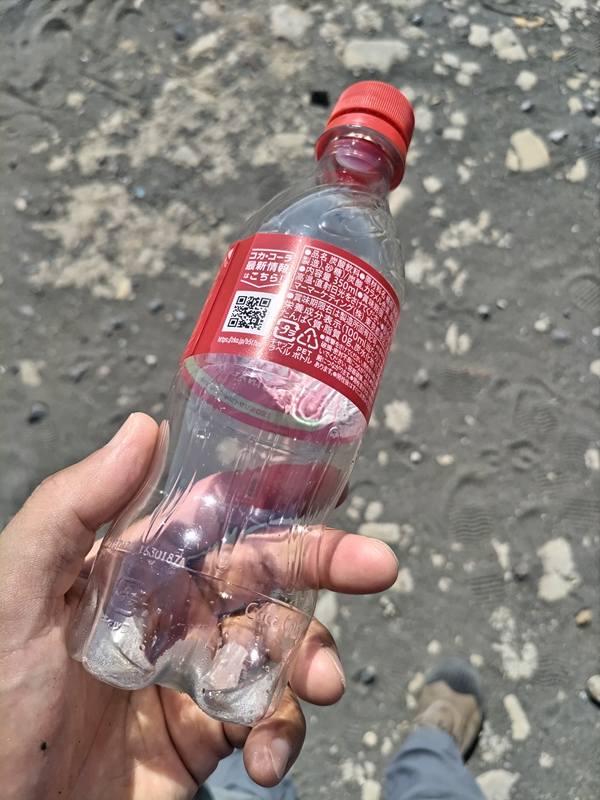 元ニートの俺が海岸清掃時に飲んだ赤いコカ・コーラの空になったペットボトル