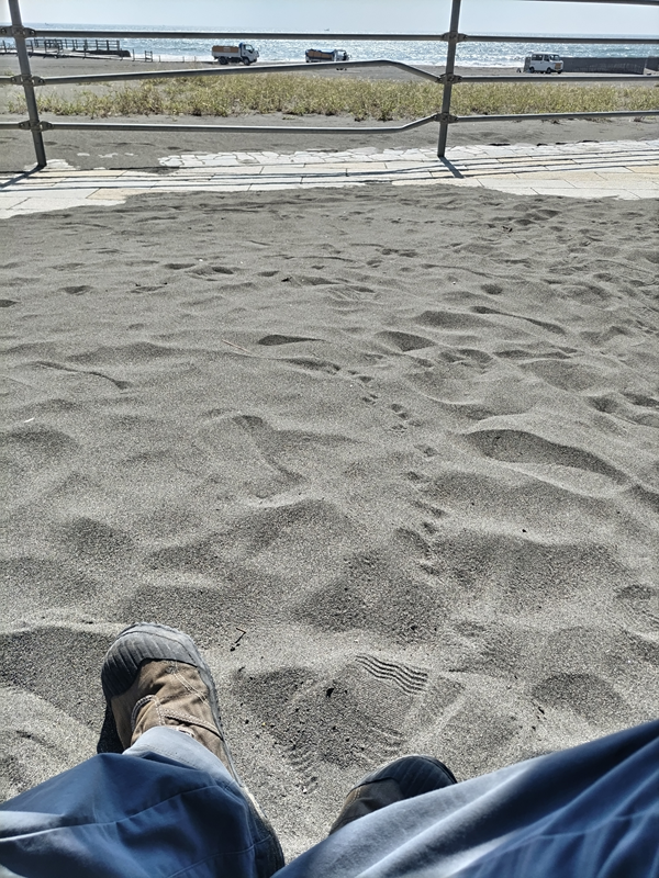 元引籠りニートが座っていた茅ケ崎の漁港西のベンチから見た海と柵