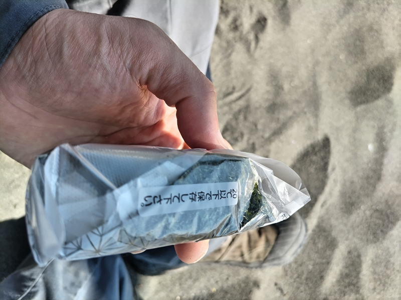 元引籠りの齋藤健一が買ったコンビニ用のおにぎりの側面