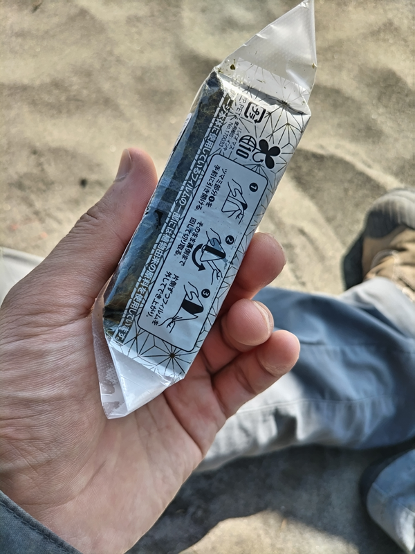 ひきこもりだった齋藤健一が食べていたツナのおにぎりの側面（茅ケ崎の漁港西にて）