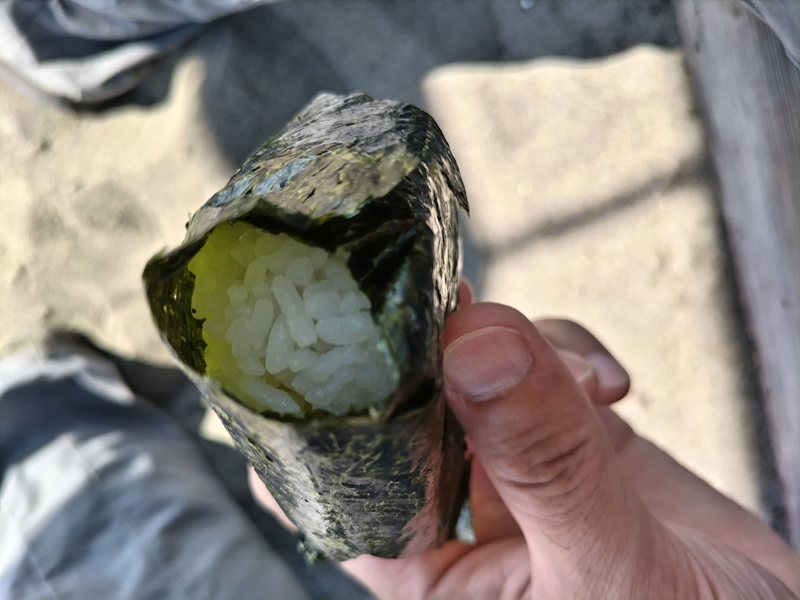 引きこもりだった齋藤健一が食べていたオニギリのドアップ