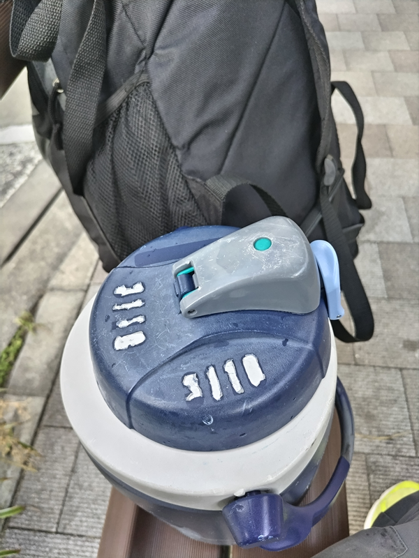 元引籠りニートの俺が持参した紺色の水筒