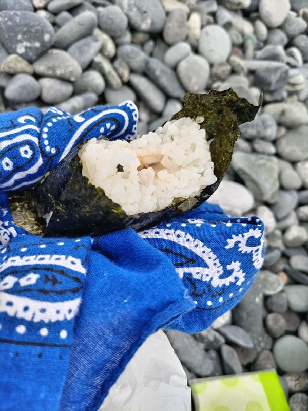 元ニート引籠りが青いバンダナに包んで食べていたコンビニのおにぎり