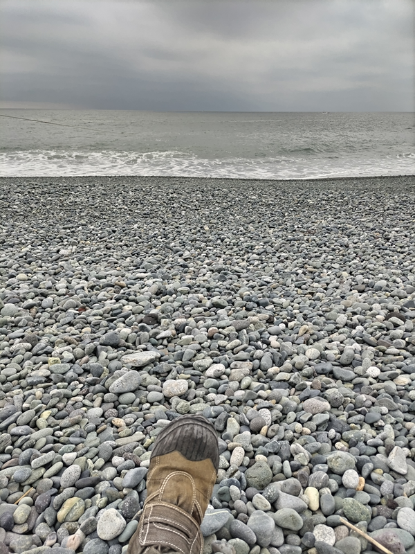 元ニート引籠りが撮影した二宮町・上町海岸の曇った空と海岸と石ころだらけの海岸