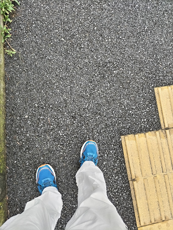 引籠りだった齋藤健一が海岸清掃の仕事の為に早朝に歩いていた時の様子